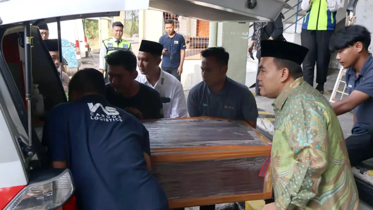 JEMPUT JENAZAH: Bupati Blora Arief Rohman menyambut kepulangan jenazah jamaah haji asal Blora di Bandara Adi Sumarmo, Solo. (HUMAS PEMKAB BLORA UNTUK RADAR KUDUS)