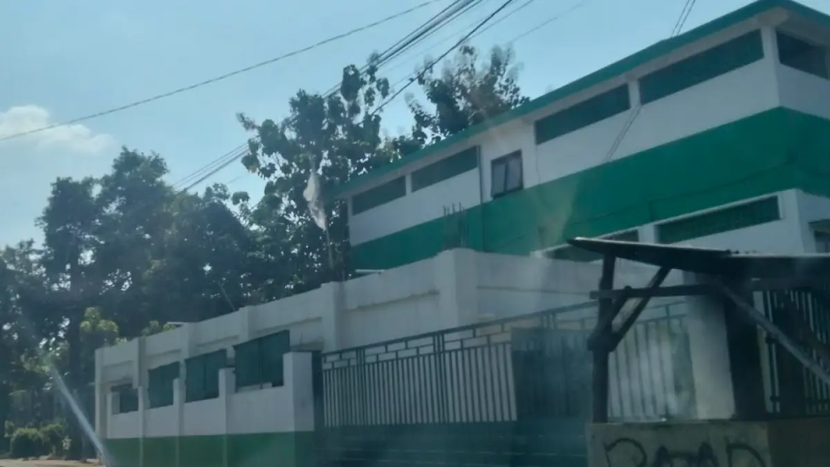 LEWAT: Warga setempat melintasi sekolahan Ndolo Kusumo Tlogowungu belum lama ini. (ANDRE FAIDHIL FALAH/RADAR KUDUS)