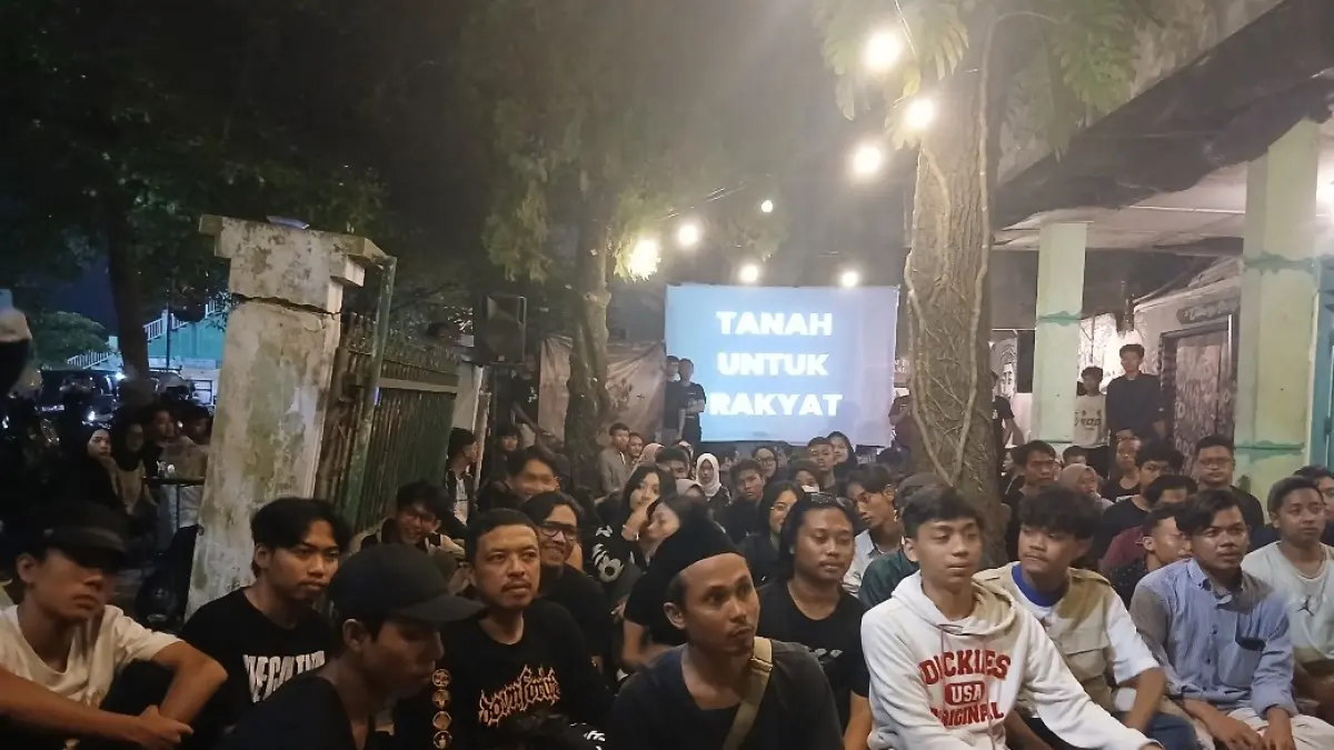 MERIAH: Masyarakat Blora saat nonton film Pesta Babi di Omah Talang Bocor Kridosono pada Sabtu (09/05) malam. (EKO SANTOSO/RADAR KUDUS)
