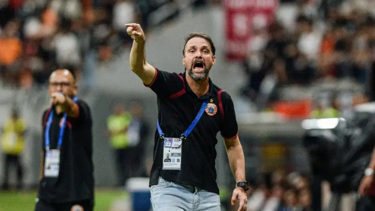 Pelatih Persija Jakarta Mauricio Souza menyampaikan intruksi kepada pemainnya. (Dok. Antara)