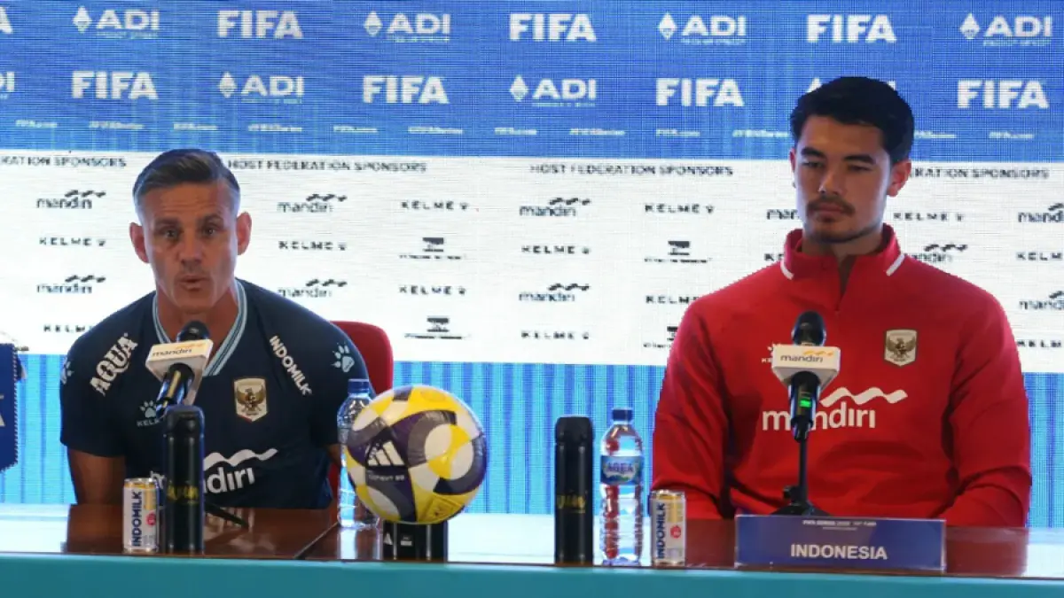 Pelatih Timnas Indonesia John Herdman (kiri) dan Pemain Timnas Indonesia Elkan Baggott tampil dalam konferensi pers jelang FIFA Series 2026, Kamis (26/3/2026). (Dery Ridwansah/JawaPos.com)