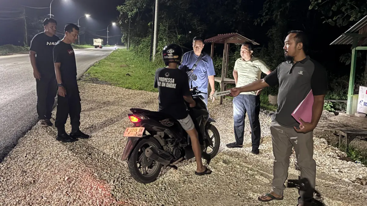 PENANGKAPAN: Polisi melakukan reka adegan pengeroyokan yang dilakukan oleh 8 pelaku di Jalan Blora - Cepu. (POLSEK CEPU UNTUK RADAR KUDUS)