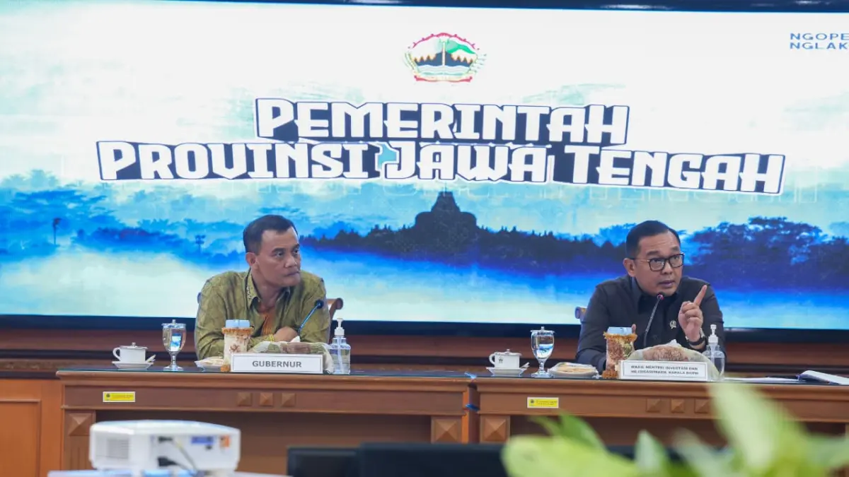  PERHATIKAN DETAIL: Gubernur Ahmad Luthfi memimpin rapat Koordinasi Sistem Logistik Berbasis Laut di Kantor Gubernur Jawa Tengah, Senin, 11 Mei 2026. 