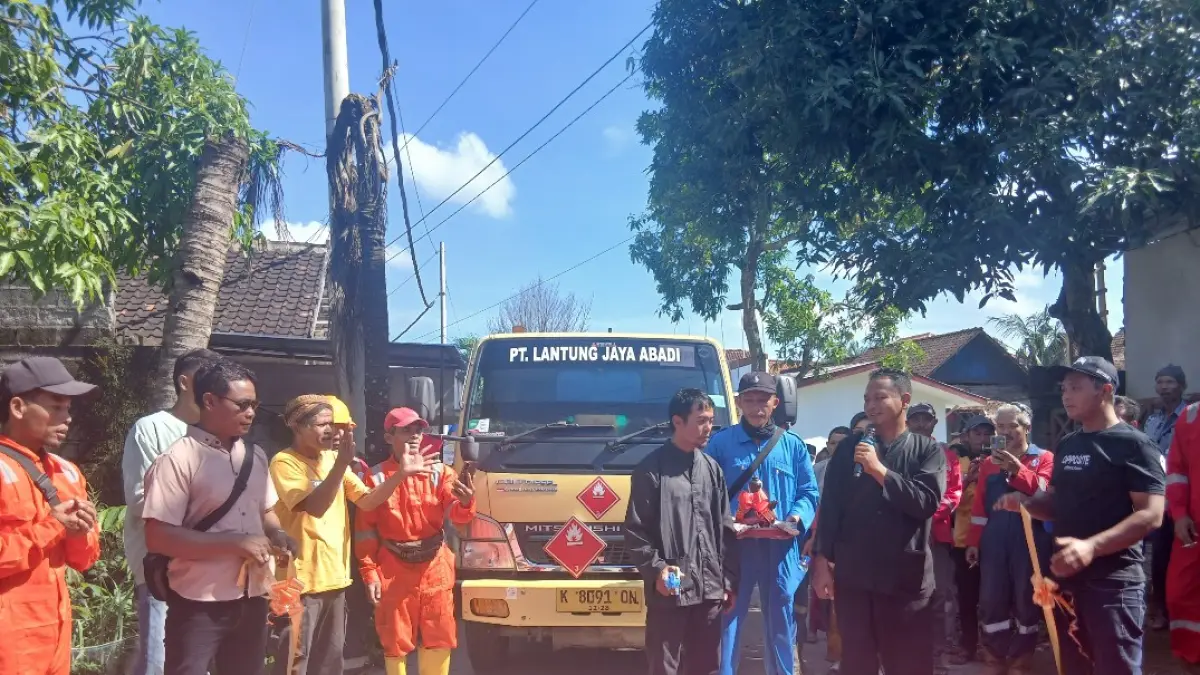 SAH: Potong pita menandai pelepasan truk tanki pengangkut minyak dari sumur-sumur di Plantungan untuk dikirim ke Pertamina di Cepu. (EKO SANTOSO/RADAR KUDUS)