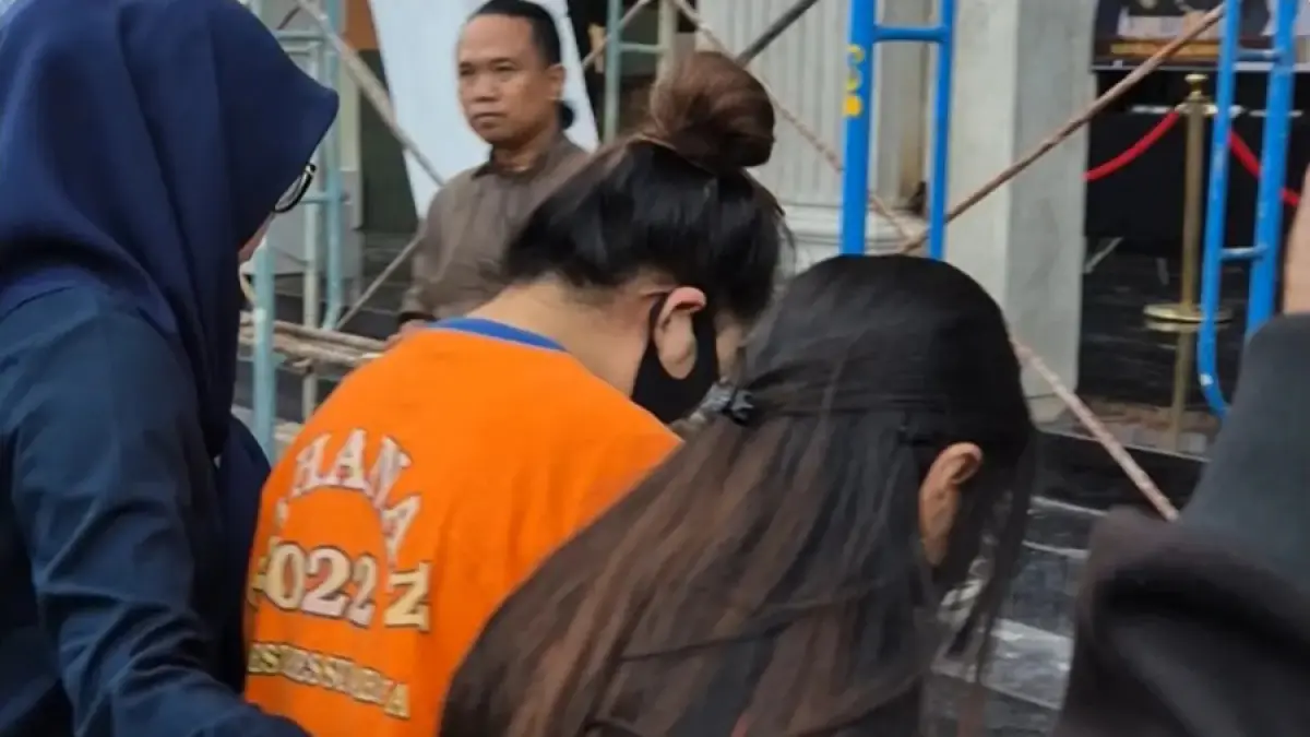 Tersangka, LA ditahan Satreskrim Polrestabes Surabaya atas kasus penyekapan terhadap ayah pacarnya selama setahun. (Novia Herawati/ JawaPos.com)
