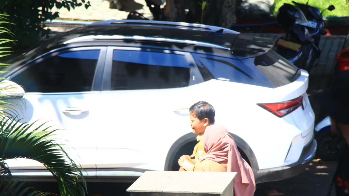 WISNU AJI/RADAR KUDUS

TINGGALKAN RUANGAN: Gunari mantan Plt BKD Rembang bersama Camat Sumber Wijayanti meninggalkan ruang paripurna setelah paparan LHP kemarin.