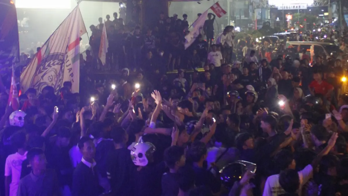 ANTUSIAS: Para suporter tengah menyambut kedatangan sekaligus memberikan dukungan kepada para pemain Persijap Jepara di Tugu Pancasila pada Selasa (12/5) malam. Persijap Jepara dipastikan bertahan di Liga 1 BRI Super League musim depan. (FIKRI T/RADAR KUDUS)