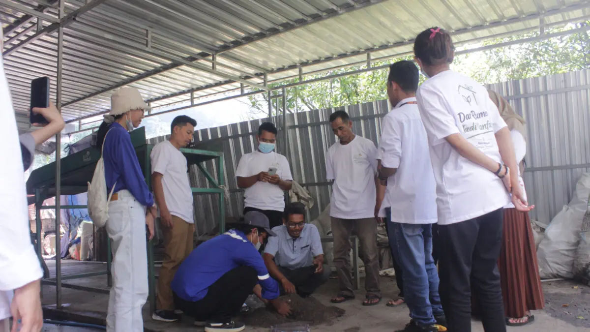 AKTIF: Peserta mengikuti praktik langsung pengolahan pupuk organik dari limbah rumah tangga pada kegiatan pelatihan yang diselenggarakan PLN UIK Tanjung Jati B melalui program TJSL di Bank Sampah Tempur Berseri, Desa Tempur, Kecamatan Keling, Kabupaten Jepara, Senin (11/5).