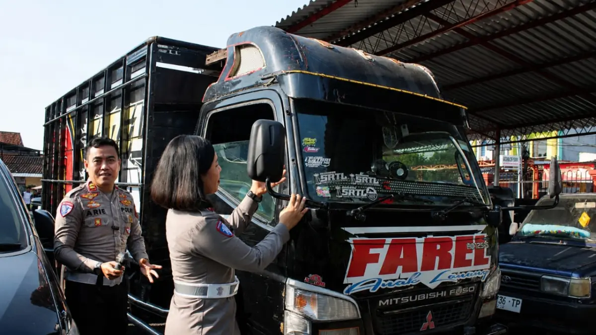 BARANG BUKTI: Kasat Lantas Polres Grobogan AKP Kumala Enggar Anjarani saat menunjukkan barang bukti truk. (INTAN MAYLANI/RADAR KUDUS)