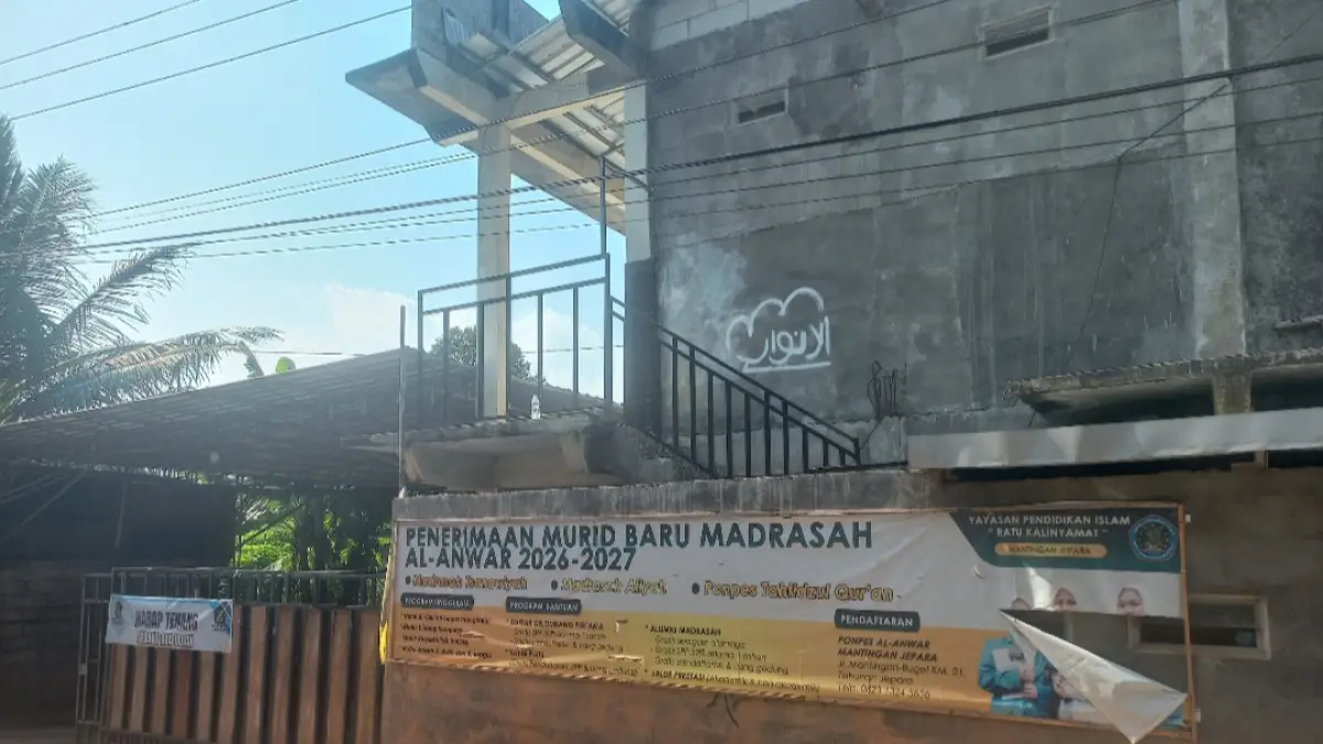 BERTINGKAT: Kompleks Pondok Pesantren Al Anwar Mantingan, Kecamatan Tahunan Jepara.