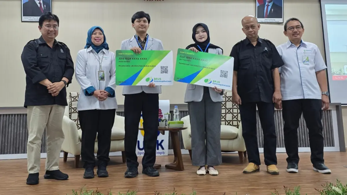 BPJS Ketenagakerjaan Kudus bersama Universitas Muria Kudus laksanakan kegiatan simbolis penyerahan kartu peserta BPJS Ketenagakerjaan kepada mahasiswa.