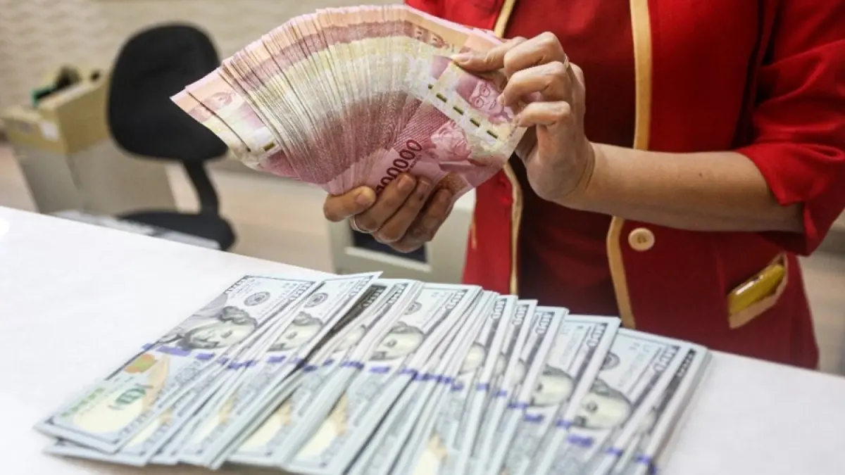 Ilustrasi uang Dolar Amerika dan Rupiah. (Dok/JawaPos.com)