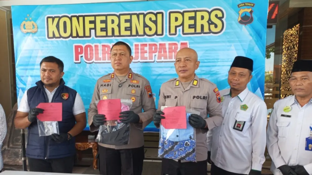 PERS RILIS: Aparat menunjukkan barang bukti tindak pidana kekerasan seksual yang dilakukan oleh Pimpinan Ponpes Al Anwar Mantingan Ibnu Abi Jamroh pada Selasa (12/5). (FIKRI THOHARUDIN/RADAR KUDUS)