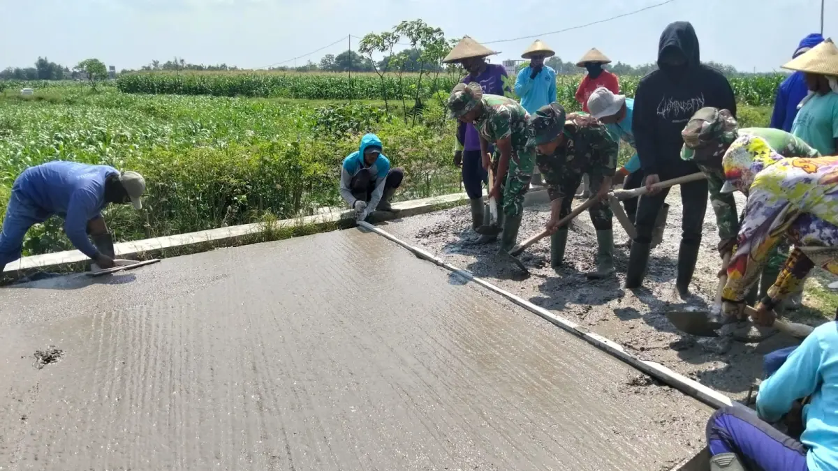 Satgas TMMD Reguler Kodim Pati terus mengebut penyelesaian betonisasi jalan pertanian sepanjang 950 meter. (SATGAS TMMD REGULER KODIM PATI)