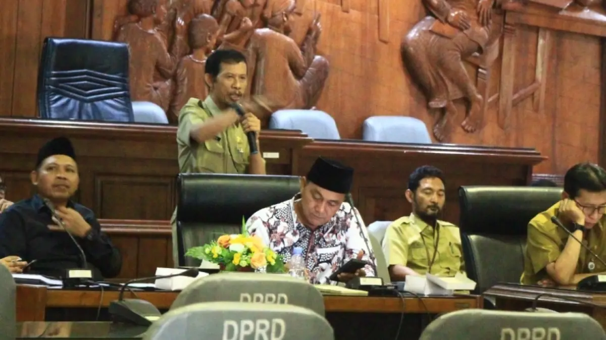 DENGAR PENDAPAT: Asisten Pemerintahan dan Kesra Setda Rembang Teguh Gunawarman menyampaikan paparan saat dengar pendapat di DPRD Rembang, Senin (11/5). (WISNU AJI/RADAR KUDUS)