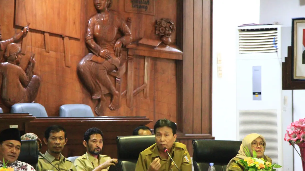 WISNU AJI/RADAR KUDUS

PAPARAN: Sekda Rembang Fahrudin memberikan paparan dihadapan peserta rapat dengar pendapat polemik JPTP di gedung DPRD Rembang, Senin (11/5).