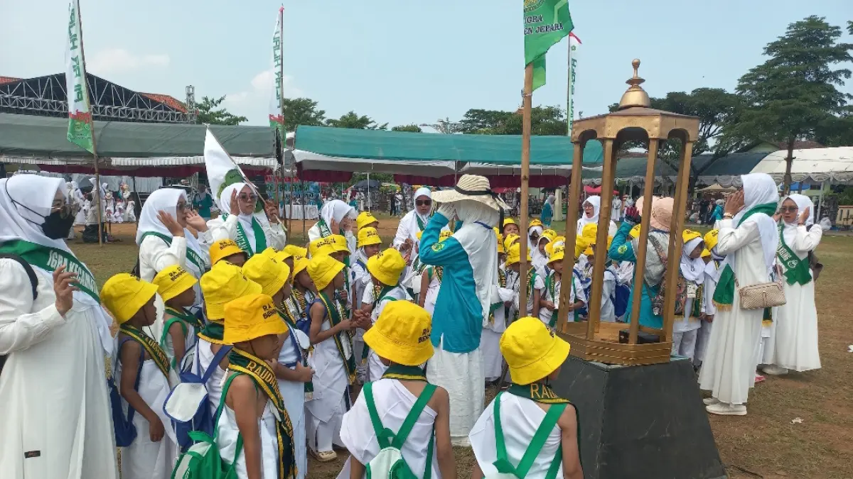 ANTUSIAS: Setiap prosesi manasik haji diikuti oleh anak-anak secara khidmat.