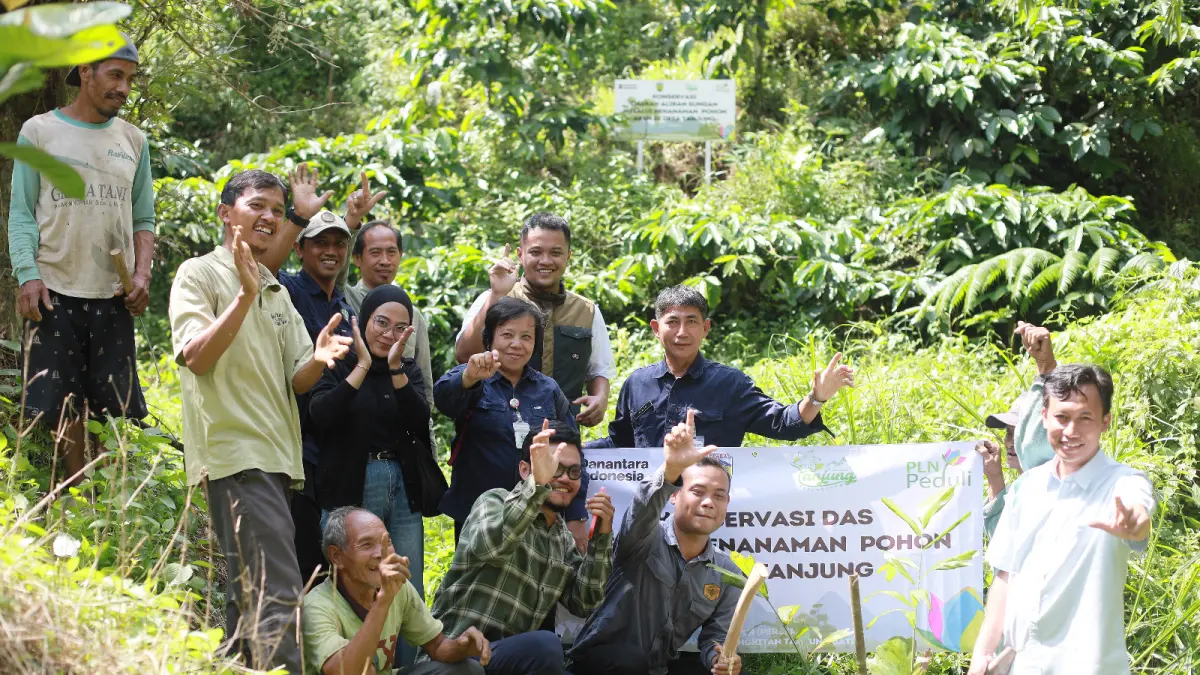 CINTA BUMI: Kegiatan penanaman pohon dalam program konservasi DAS Desa Tanjung menjadi wujud sinergi PLN UIK Tanjung Jati B dan masyarakat dalam mendukung pelestarian lingkungan di Desa Tanjung, Kecamatan Pakis Aji, Jepara.