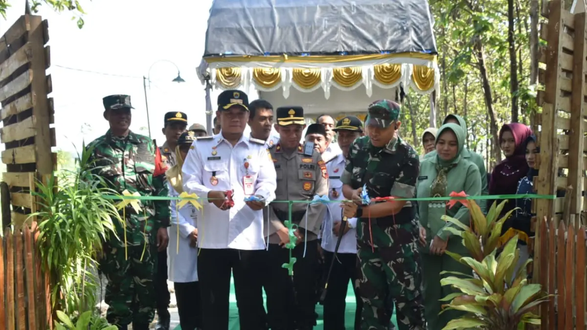 DITUTUP: Asisten Pemerintahan dan Kesejahteraan Rakyat Setda Grobogan Kurnia Saniadi saat menutup pelaksaan KBM di Kradenan, Grobogan.