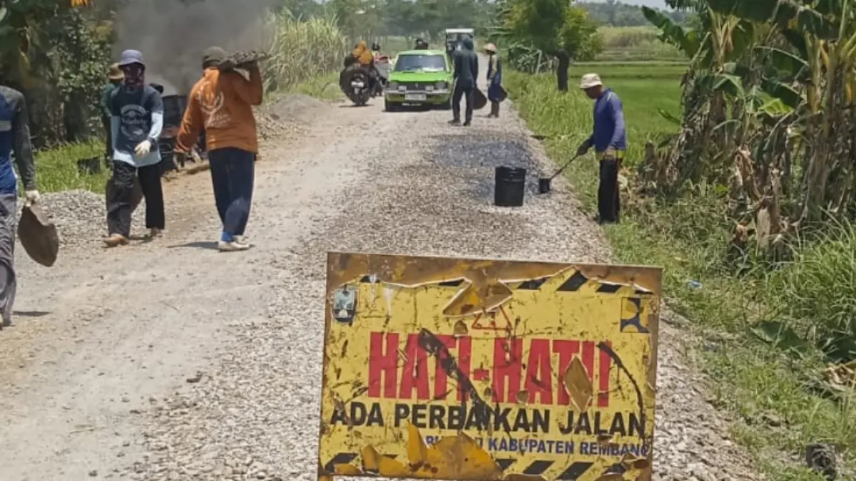 DPUPR UNTUK RADAR KUDUS

TEBAR MATERIAL: Para pekerja dari DPUPR Rembang  menebar material di badan Jalan  Kragan-Sedan.