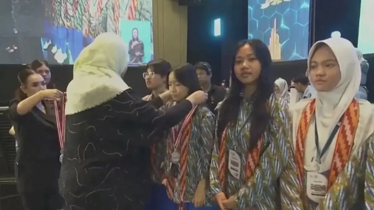 Josepha Alexandra saat dikalungi medali juara II usai Final LCC 4 Pilar MPR RI yang berlangsung di Pontianak, Sabtu (9/5/2026). (Tangkapan layar YouTube MPR RI)