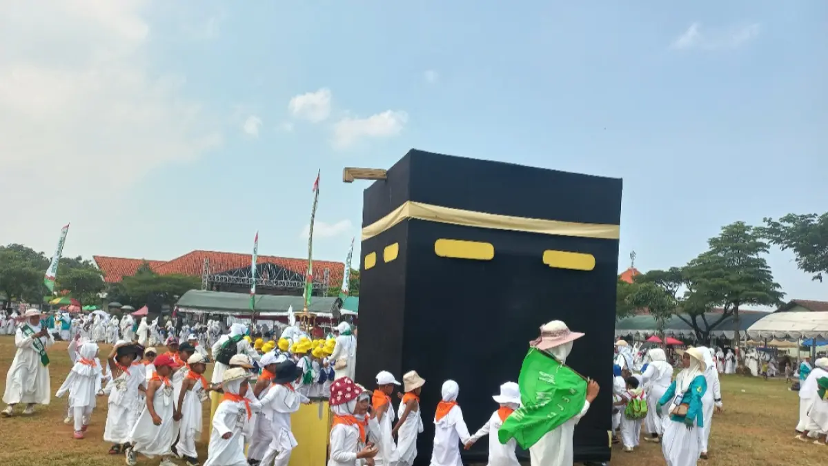 KHIDMAT: Anak-anak didampingi oleh para guru melaksanakan prosesi thawaf di Alun-alun Jepara 2, pada Rabu (13/5) siang. (FIKRI THOHARUDIN/RADAR KUDUS)