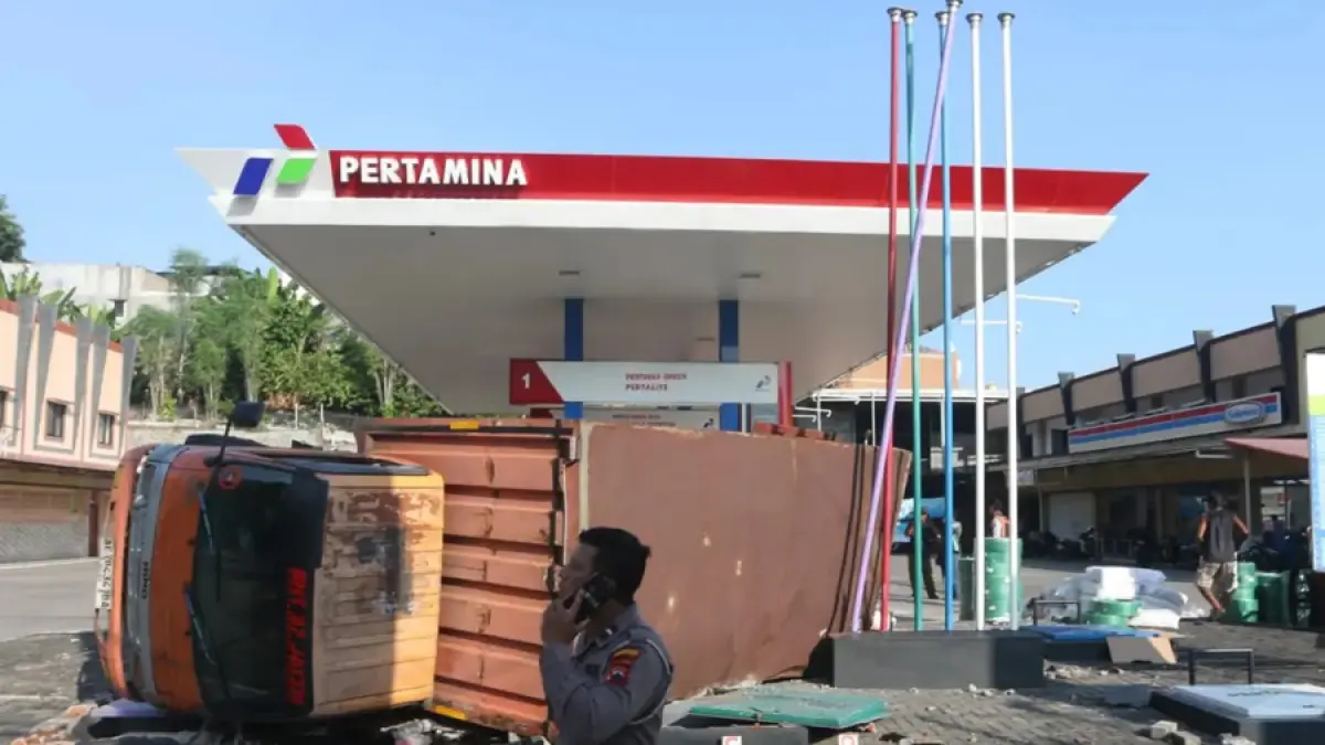 Kondisi truk muatan paket yang terguling di SPBU Silayur Semarang Rabu (13/5/2026). (Nurchamim/Jawa Pos Radar Semarang)