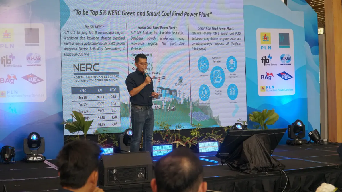 MAKIN SINERGI: General Manager PLN UIK Tanjung Jati B, Andi Makkasau, menyampaikan paparan materi pada TJB Management Review 2026 di Salatiga, Senin (11/5), sebagai upaya memperkuat kesamaan visi, kolaborasi, dan strategi pencapaian kinerja terbaik di lingkungan PLTU Tanjung Jati B.