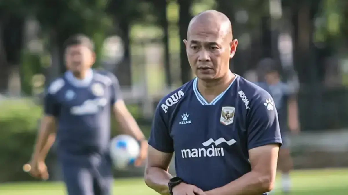 Pelatih timnas U17 Indonesia Kurniawan Dwi Yulianto mempin latihan terbuka di Lapangan A Kompleks Gelora Bung Karno, Jakarta, Jumat (24/4/2026). (Salman Toyibi/Jawa Pos)