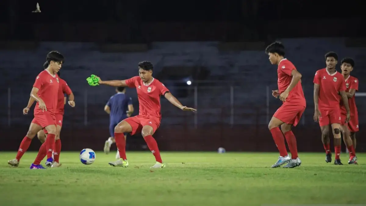 Pesepak bola Timnas Indonesia U-17 mengikuti latihan menjelang laga ASEAN U-17 Boys Championship atau AFF U-17 di Stadion Gelora 10 November, Surabaya, Jawa Timur, Rabu (15/4/2026). ANTARA FOTO/Rizal Hanafi/wsj.