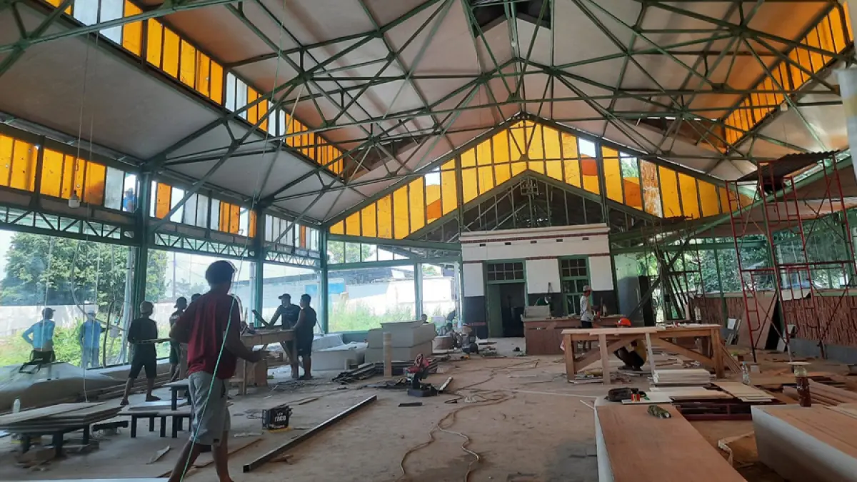 PROSES BANGUN: Pekerja sibuk mengerjakan proyek Eks Stasiun Kudus yang digadang-gadang tempat nongkrong luxury. (INDAH SUSANTI/RADAR KUDUS)