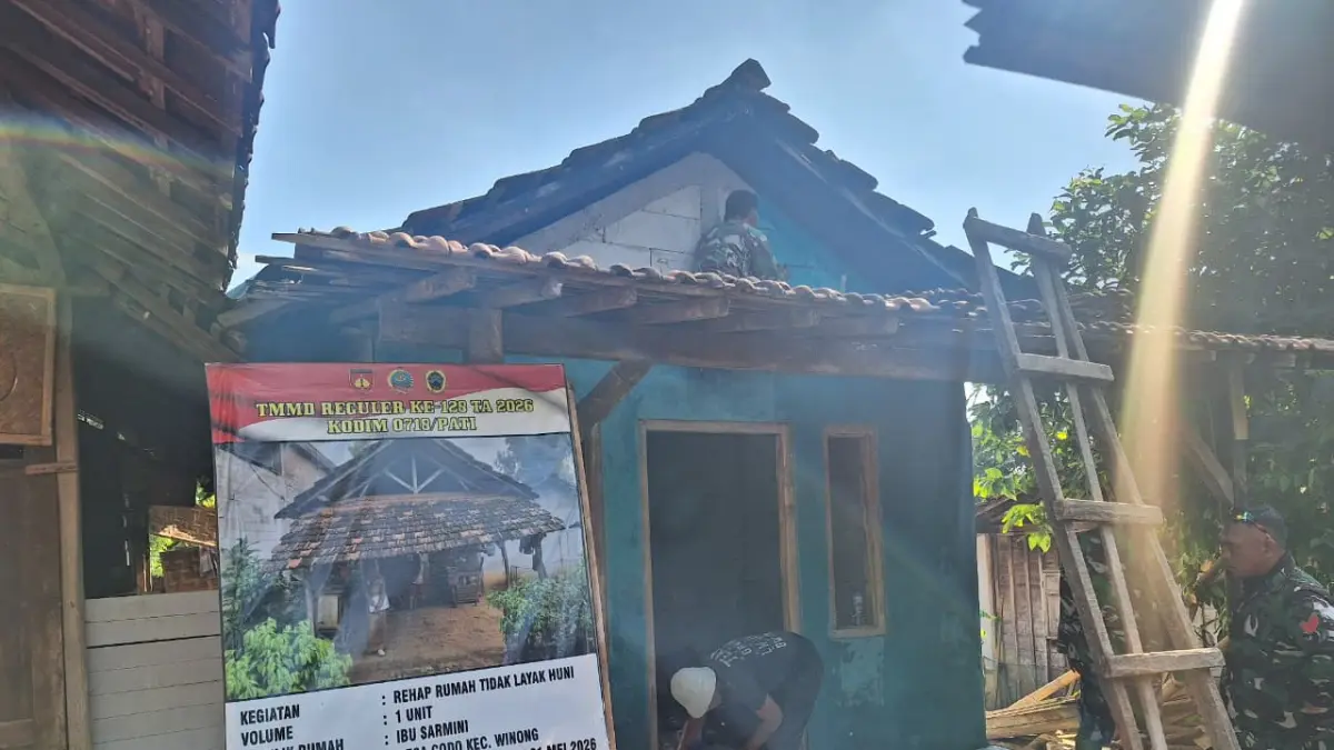 Renovasi Rumah Tidak Layak Huni dalam program TMMD Reguler ke-128 Kodim Pati di Desa Godo memasuki tahap akhir pengecatan. (ACHMAD ULIL ALBAB/RADAR KUDUS)