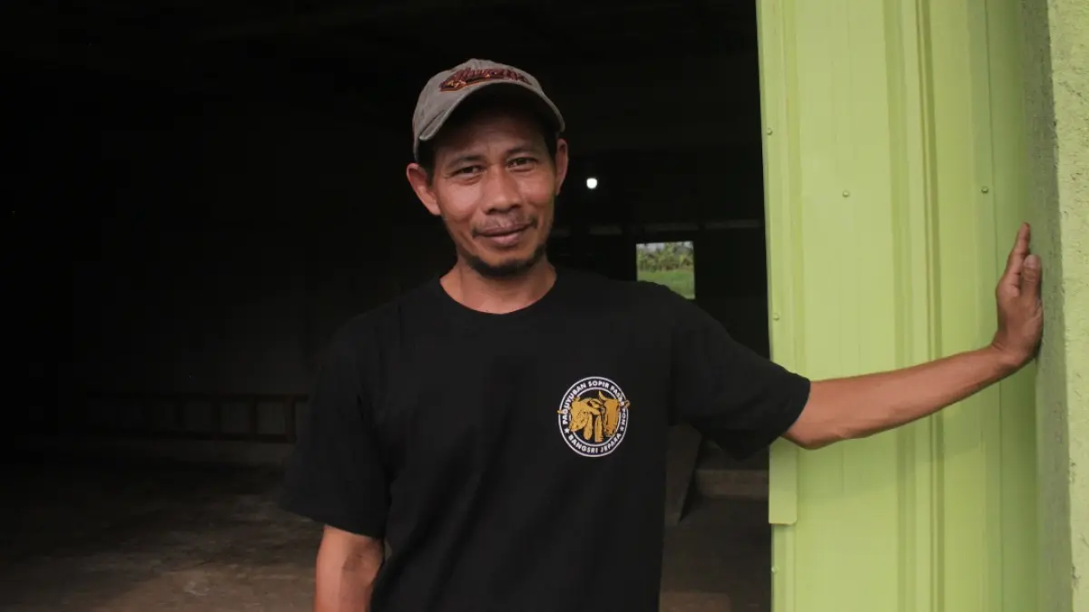 SUMRINGAH: Hasan (48) peternak di Desa Banjaran, Bangsri, Jepara yang sapinya dibeli untuk korban Presiden Prabowo. Bobot sapi mencapai 1,07 ton.