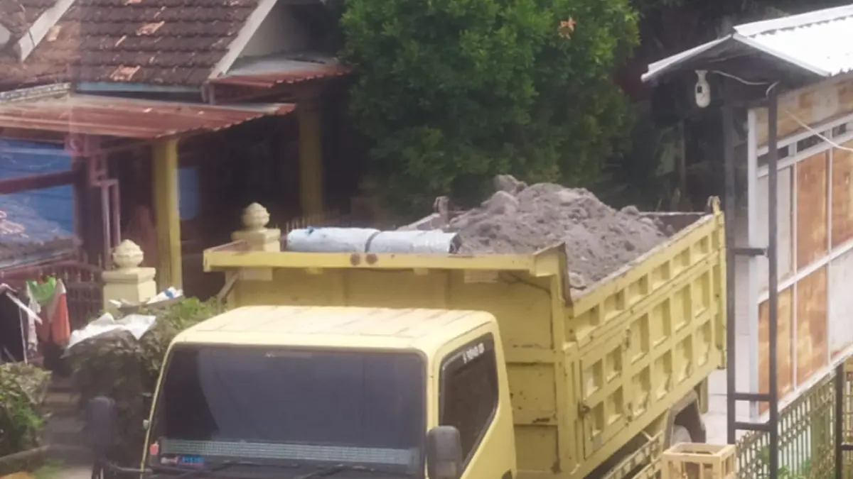 WARGA SUDAN UNTUK RADAR KUDUS
NEKAT: Truk tambang tampak masih melintas jalan Desa Sudan padahal sudah dipasang rambu larangan.