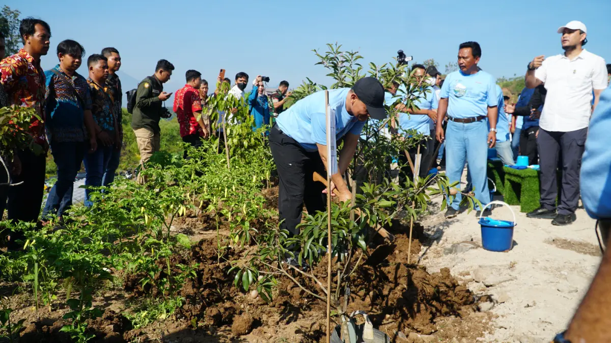 HIJAU BUMIKU: Kegiatan penanaman pohon pada rangkaian Peringatan Hari Bumi Tingkat Provinsi Jawa Tengah 2026 di Kabupaten Semarang, Rabu (13/5). Kegiatan ini menjadi bagian dari komitmen bersama dalam mendukung reklamasi lahan dan penguatan pengelolaan lingkungan berkelanjutan.