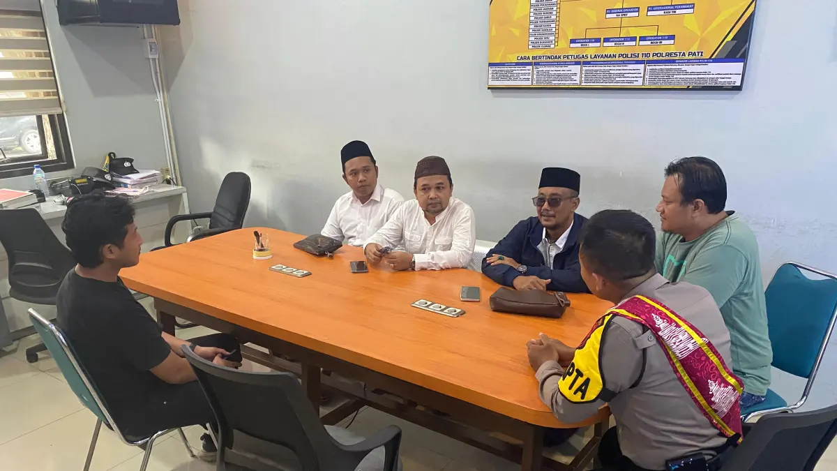 ANDRE FAIDHIL FALAH/RADAR KUDUS&nbsp;

JALAN: Pihak pendamping korban pencabulan mendatangi Mapolresta Pati pada Kamis (14/5).