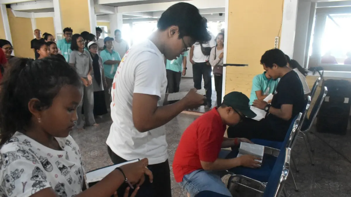 ANTUSIAS: Anak-anak mengikuti game usai beribadah.