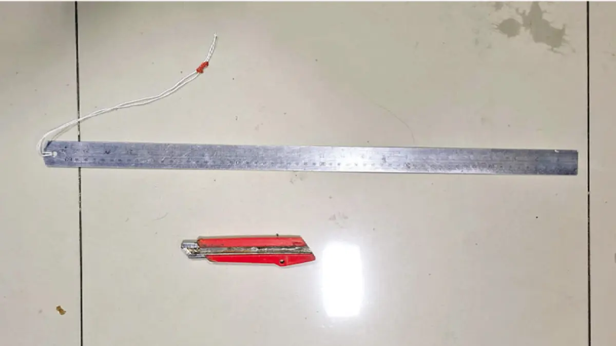 BARANG BUKTI: Barang bukti berupa cutter yang digunakan pelaku saat melancarkan aksi diamankan oleh polisi. (POLRES KUDUS UNTUK RADAR KUDUS)