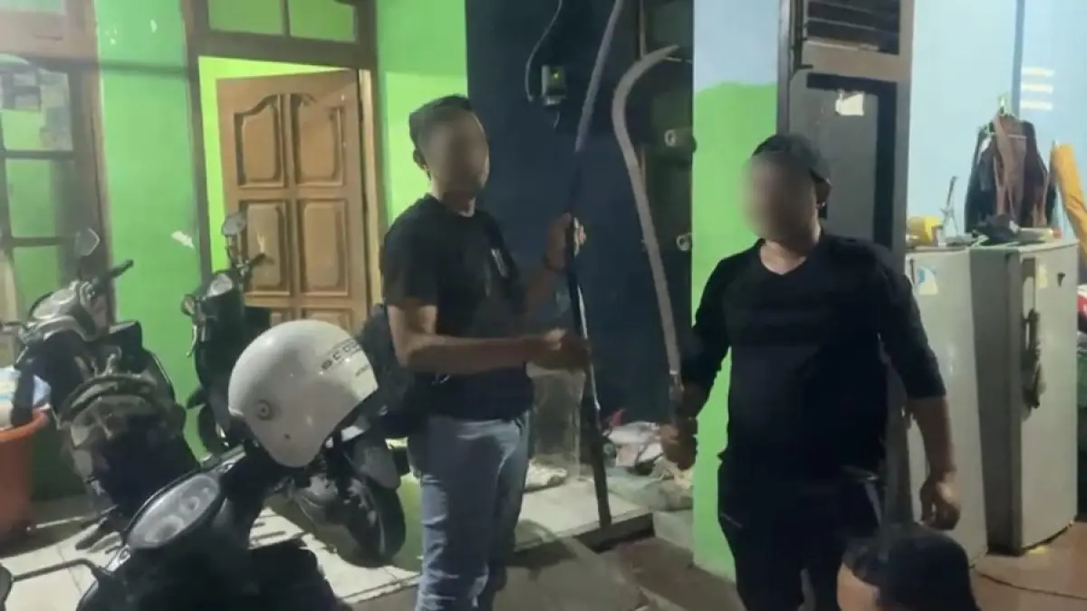 DIBEKUK: Polisi mengamankan barang bukti senjata tajam yang digunakan sekelompok remaja untuk beraksi di Salam Residence. (POLRES KUDUS UNTUK RADAR KUDUS)