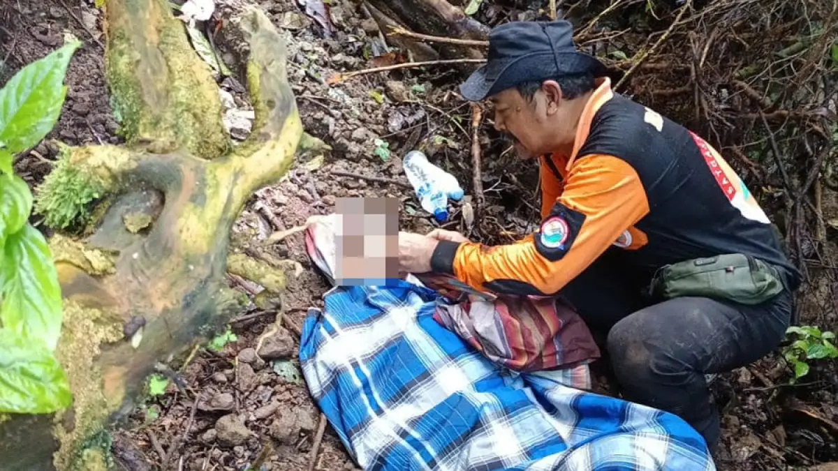 GERAK CEPAT: Petugas melakukan evakuasi korban yang terjatuh ke jurang saat mendaki Puncak Argopiloso. (BPBD KUDUS UNTUK RADAR KUDUS)