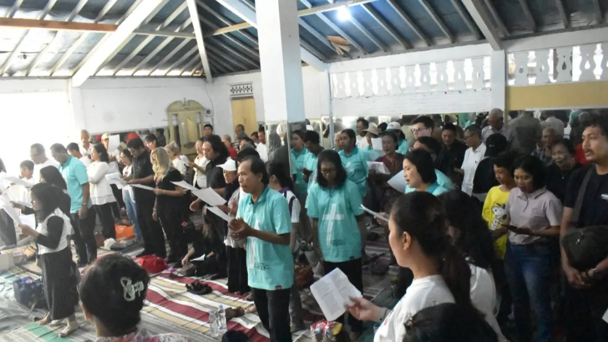 KHIDMAT: Umat Kristiani GITJ Jepara tengah beribadah dan merayakan Kenaikan Isa Almasih, pada Kamis (14/5).