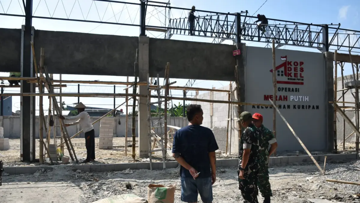 MENINJAU: Dandim 0717/Grobogan Letkol Inf Wefri Sandiyanto saat melakukan kunjungan KDMP. (PENDIM 0717GROBOGAN)