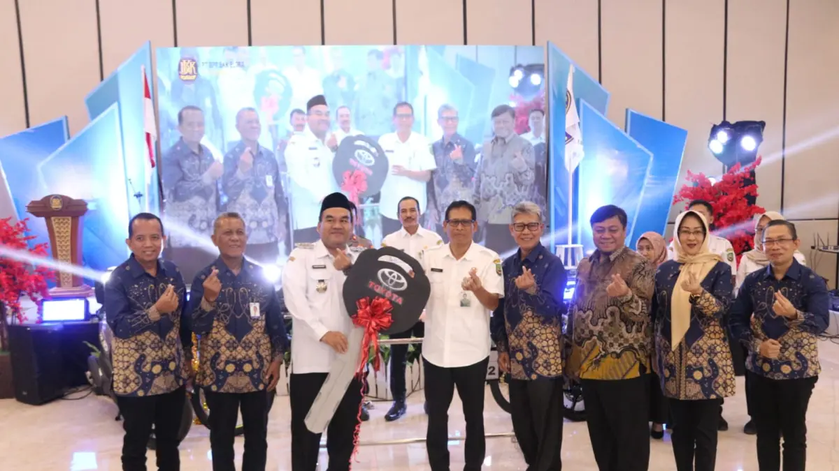 KEREN: Bupati Blora Arief Rohman (tiga dari kiri) saat turut menyerahkan Gebyar Undian Tabungan 2026 PT BPR BKK Blora yang digelar meriah dengan berbagai hadiah menarik bagi para nasabah, Rabu (13/5/2026) di Hotel Azana Garden Hill Blora. (EKO SANTOSO/RADAR KUDUS)