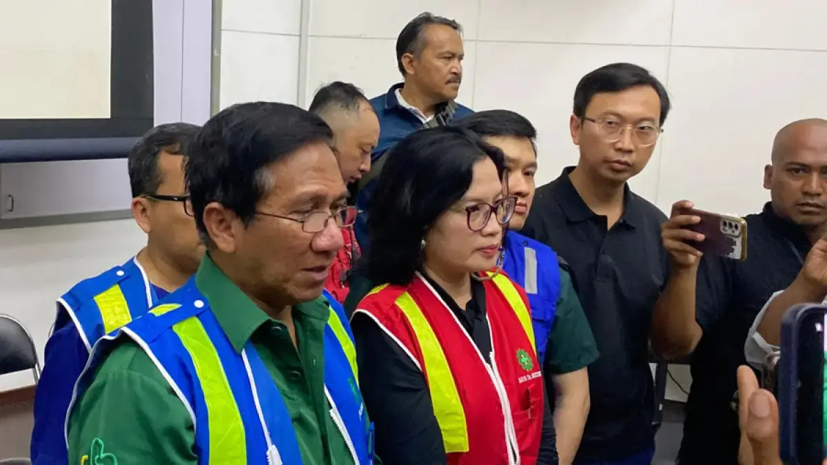 Direktur RSUD Dr. Soetomo, Prof. Cita Rosita Sigit Prakoeswa (rompi merah). (Novia Herawati/JawaPos.com)