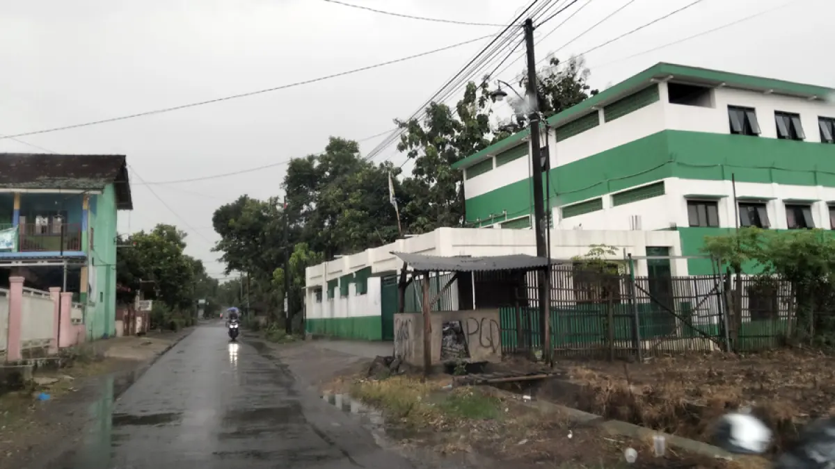 DITUTUP: Kondisi asrama Ponpes Ndholo Kusumo pada Kamis (14/5) sepi dan sudah ditutup sejak diprotes ribuan massa. (ANDRE FAIDHIL FALAH/RADAR KUDUS)