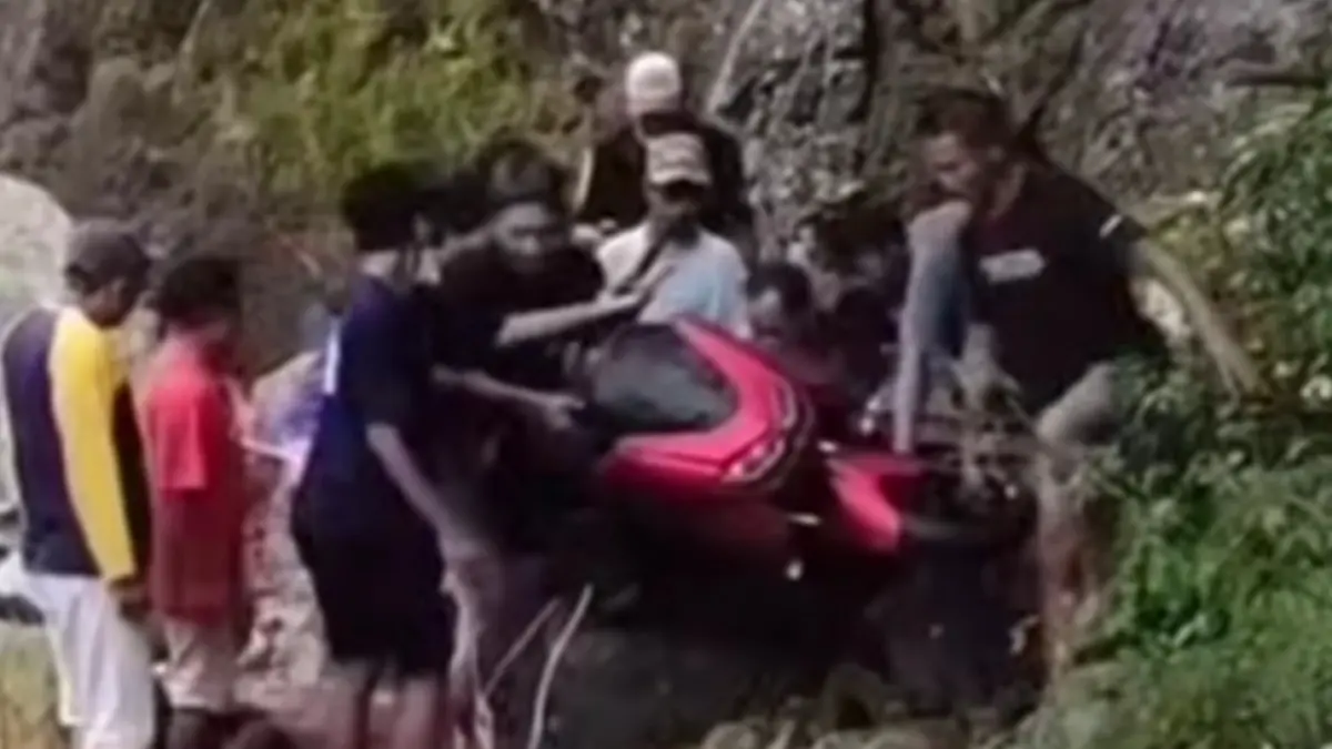 DRAMATIS: Para warga tengah mengevakuasi motor dari dasar jurang. 