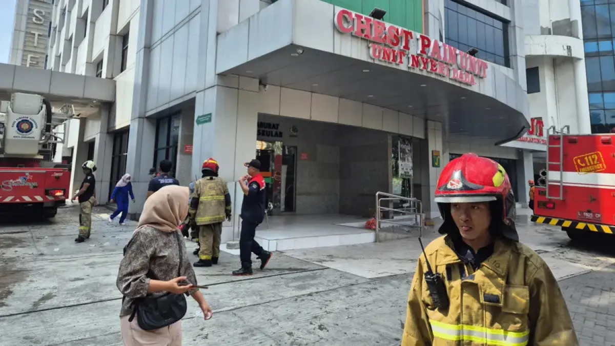 Gedung Pusat Pelayanan Jantung Terpadu (PPJT) Rumah Sakit Umum Daerah (RSUD) Dr. Soetomo mengalami kebakaran pada Jumat pagi (15/5). (Novia Herawati/ JawaPos.com)