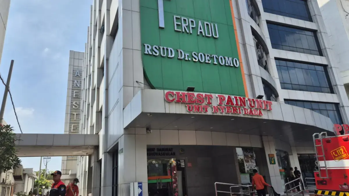 Gedung Pusat Pelayanan Jantung Terpadu (PPJT) Rumah Sakit Umum Daerah (RSUD) Dr. Soetomo mengalami kebakaran pada Jumat pagi (15/5). (Novia Herawati/ JawaPos.com)