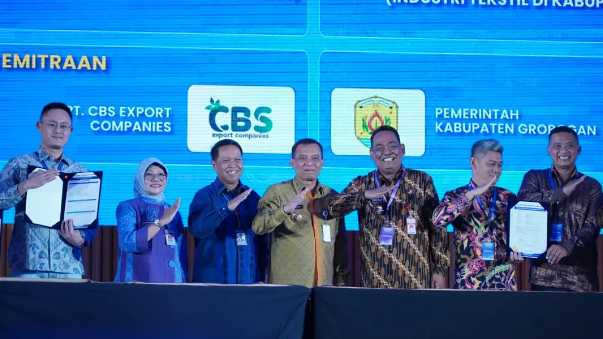 INVESTASI: Bupati Grobogan Setyo Hadi (tiga kanan) saat menerima penghargaan Juara 1 Investment Challenge.