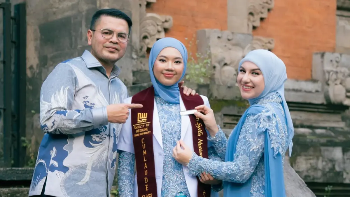 Momen Irish Bella, Haldy Sabri dan Syifa Mutiara saat wisuda (Foto: Instagram @_irishbella_) 